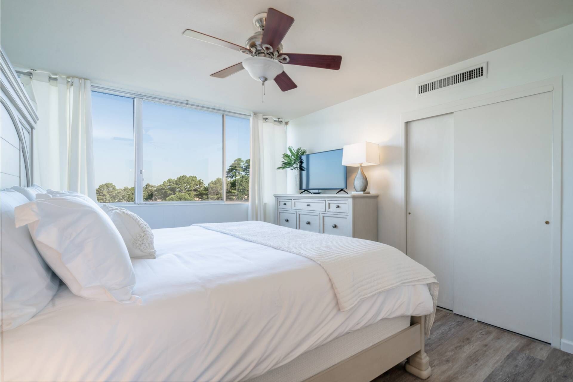 New! | Lake Hamilton Hideaway | Upscale Lake Condo W/ Pool, Gym and Boat Slip