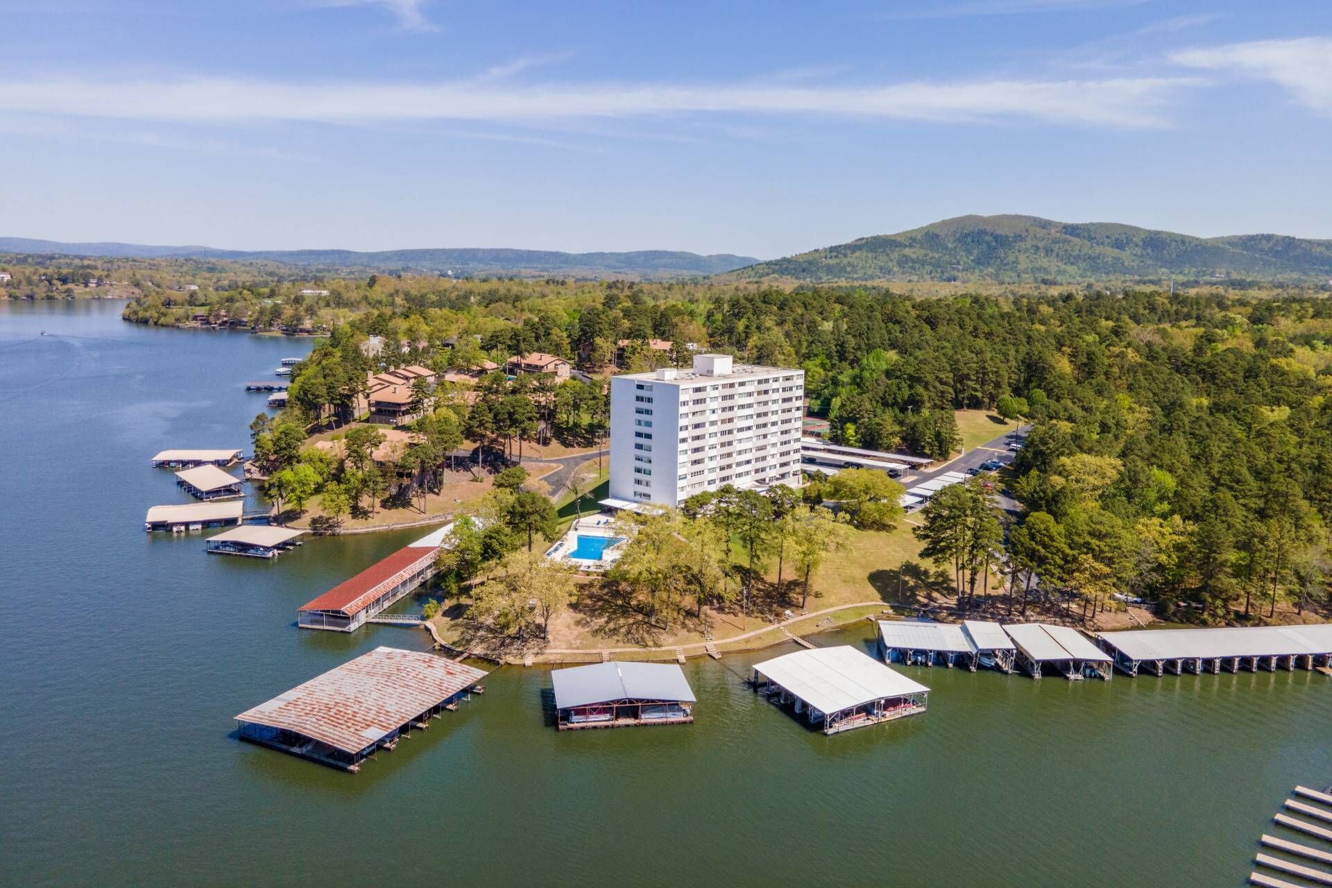 Discover Lake Hamilton: Waterside Condo with Resort Amenities