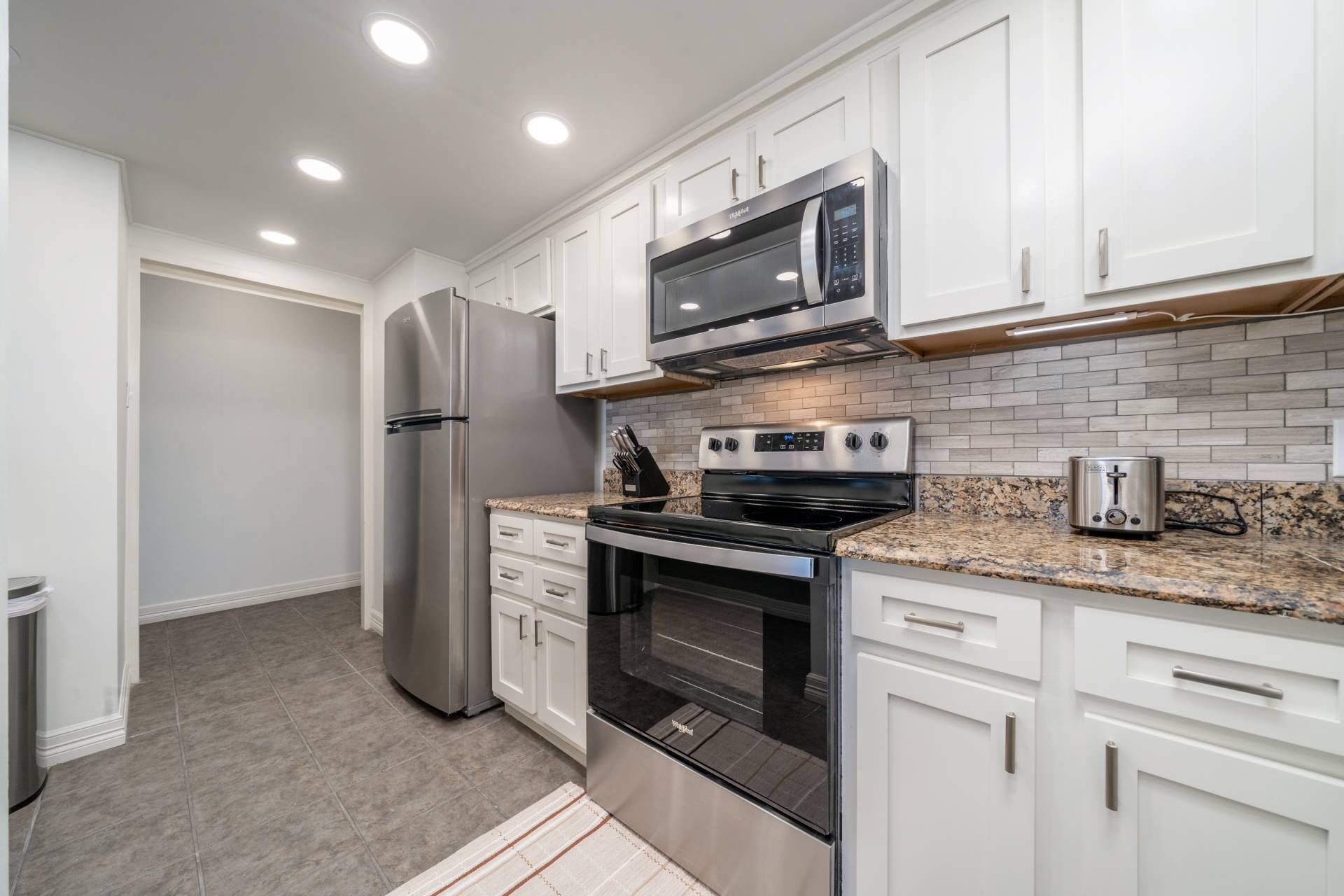 New! | Lake Hamilton Hideaway | Upscale Lake Condo W/ Pool, Gym and Boat Slip