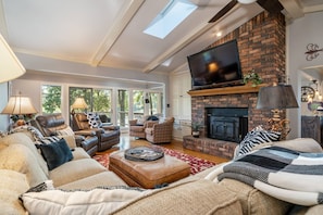 Smart TV, ping pong, stereo - The Early Favorite: Spacious Lakefront Retreat with Private Dock, Water Access Game Room, and Views! (Hot Springs)