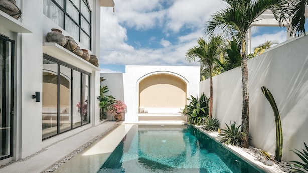 A modern pool area with a clear blue pool, white walls, and a minimalist design. - Villa M Canggu (Canggu)