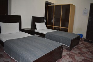 Habitación con 2 camas individuales | Espacio para trabajar con un portátil y wifi gratis