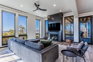 Een smart-tv, een open haard, een dvd-speler en boeken