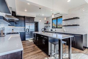 Een koelkast, een magnetron, een oven, een kookplaat