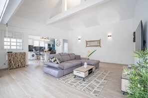 Una televisión, una mesa de tenis de mesa