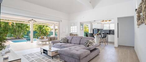 Tv och ett bordtennisbord