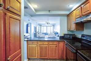 Fridge, microwave, dishwasher, coffee/tea maker - Relax Beachfront with Stunning Beach Views. Heated Swimming Pool.  $400.00 Free Fun Activities Daily (Madeira Beach)