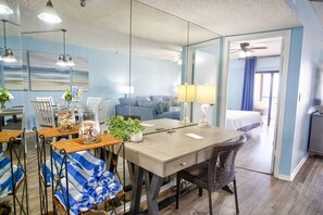 3 bedrooms, iron/ironing board, free WiFi - Relax Beachfront with Stunning Beach Views. Heated Swimming Pool.  $400.00 Free Fun Activities Daily (Madeira Beach)