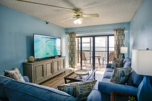 TV - Relax Beachfront with Stunning Beach Views. Heated Swimming Pool.  $400.00 Free Fun Activities Daily (Madeira Beach)