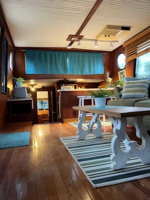 Interior - The "Lily Pad" Boatel Houseboat (Sabula)