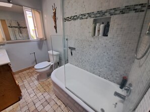 Badewanne, Haartrockner, Handtücher, Seife