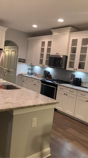 Refrigerador, microondas, horno, placa de cocina