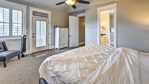 Ein Schlafzimmer mit einem großen Bett, einem Deckenventilator, einem Heizkörper und einem Kleiderschrank.