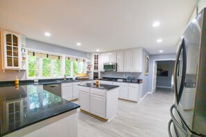 Geladeira, micro-ondas, fogão, cooktop