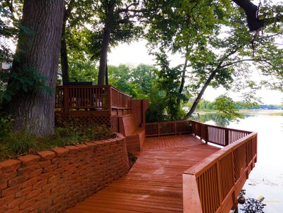 Lake Access Paradise. BBQ, FIRE PIT, Huge Deck, Volleyball