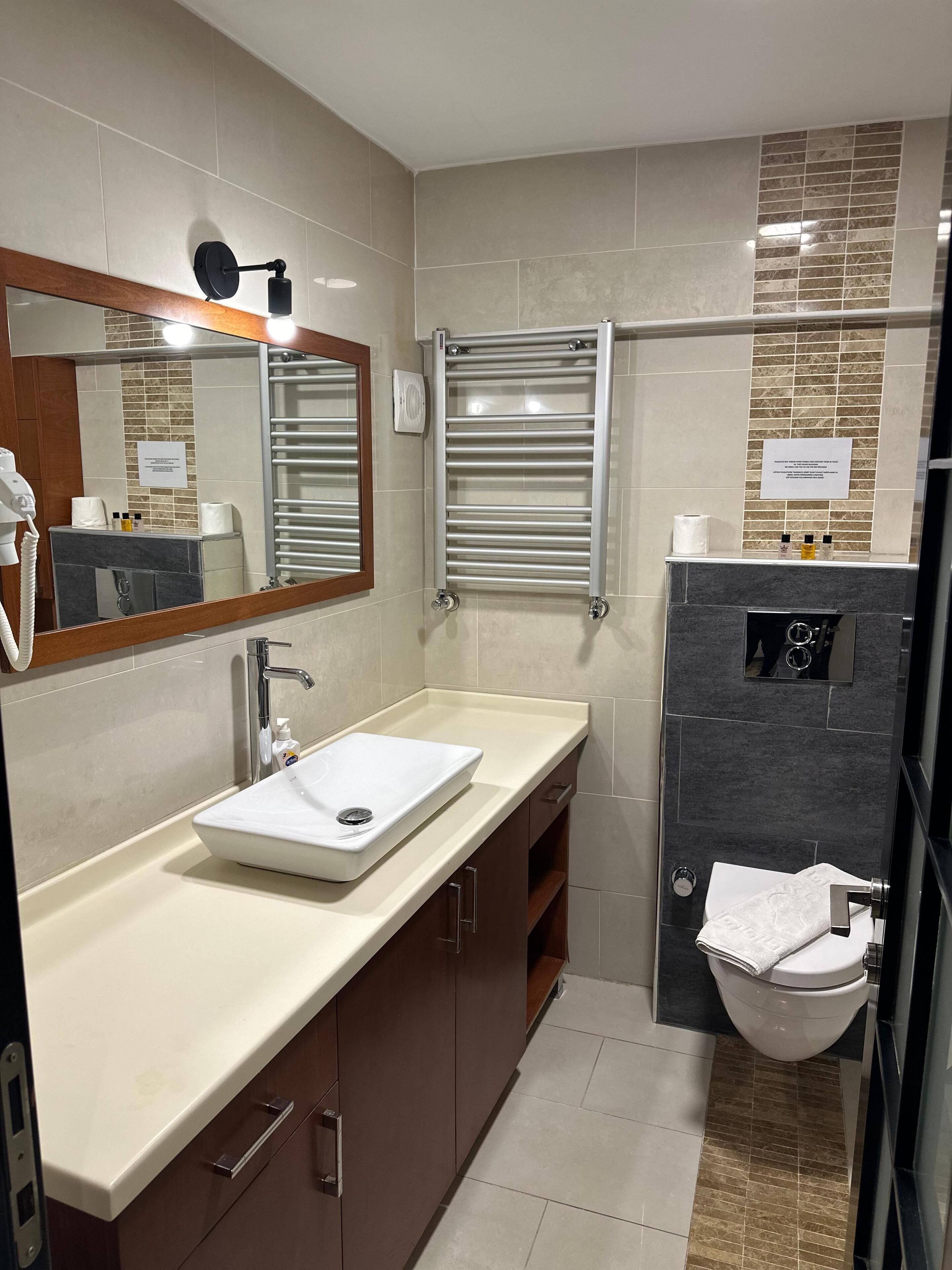 Phòng 3 Deluxe | Phòng tắm | Bồn tắm và buồng tắm vòi sen riêng, bồn tắm thủy l ực, vòi sen phun mưa 