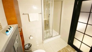 Luxe beddengoed, een minibar, een bureau, gratis wifi