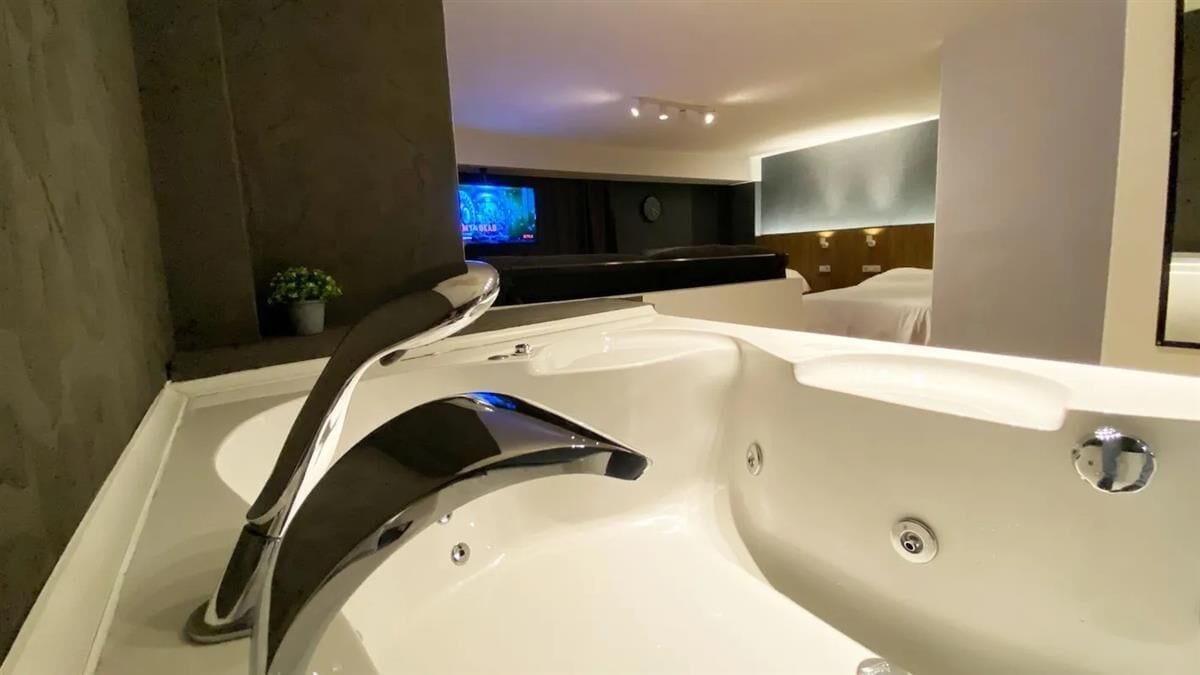 Bộ đồ giường cao cấp, minibar, bàn 