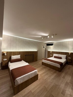 Deluxe Triple Room | Premium bedding, minibar, desk, free WiFi - Casa Rosso Suite Hotel (Istanbul)