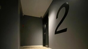 تلفزيون ذكي بحجم 42-بوصة يعرض قنوات فضائية، تلفزيون