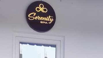 Sauna, hot tub, 2 treatment rooms, massages