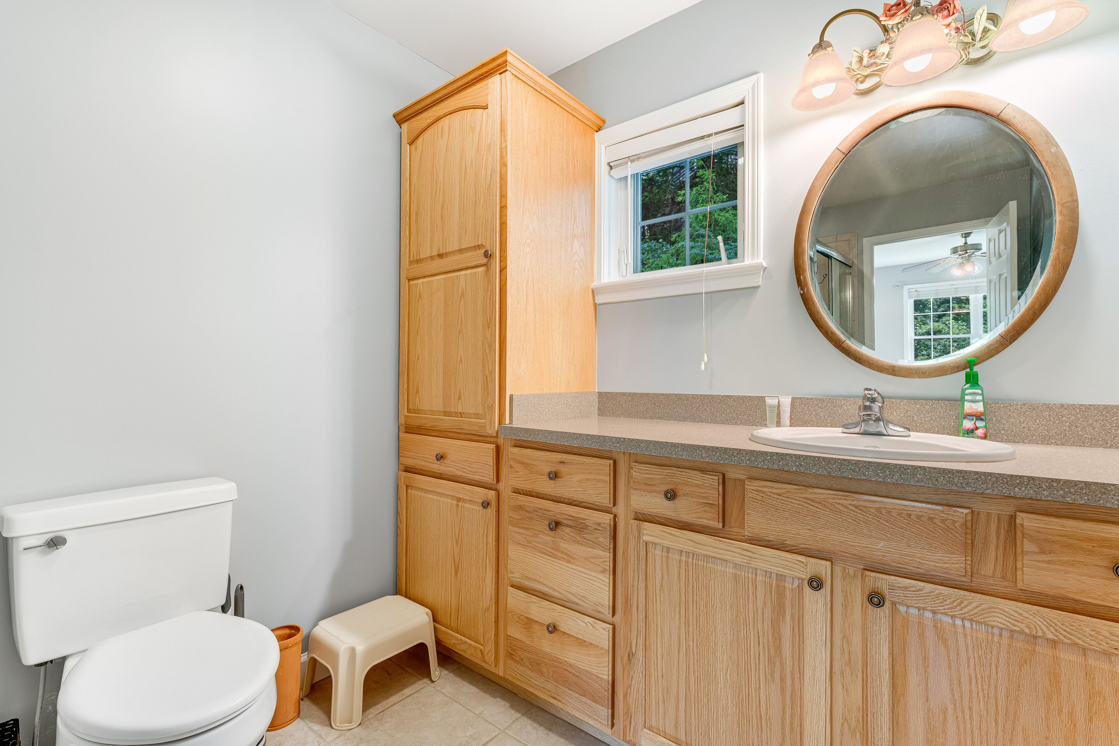 Quiet cottage with deck & grill + resort pool, on-site golf, & tennis courts