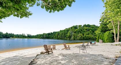 Quiet cottage with deck & grill + resort pool, on-site golf, & tennis courts