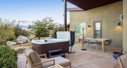 Jackalope Junction - Hot Tub, Fire Pit, BBQ and Desert Views!