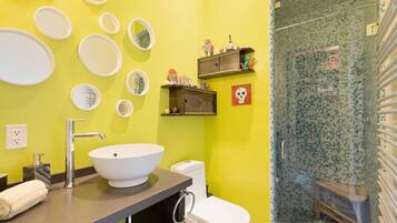 Bathtub, hair dryer, towels, shampoo