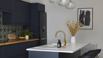 Luxury House, 4 Bedrooms, Balcony, Garden View | Private kitchen | Fridge, microwave, oven, stovetop