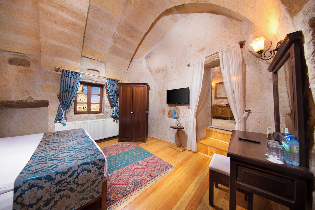 Deluxe Suit Cave Room 205