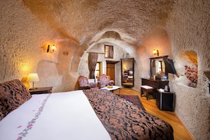 Deluxe Cave Room 202 | Hochwertige Bettwaren, Minibar, Zimmersafe, individuell dekoriert
