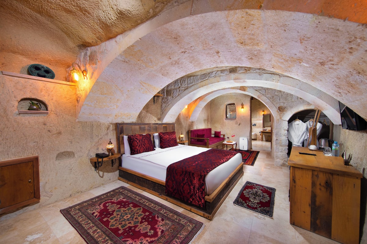 Deluxe Cave Room 302