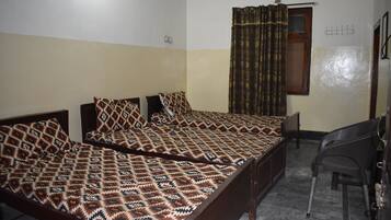 Tremannsrom | Skrivebord for bærbar PC og wi-fi (inkludert)