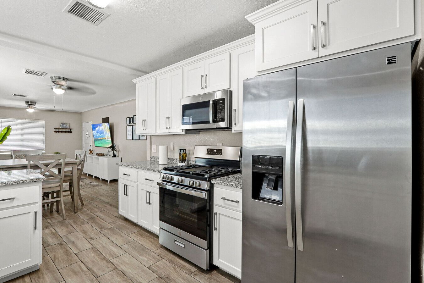 Refrigerador, microondas, horno y parrilla de estufa 