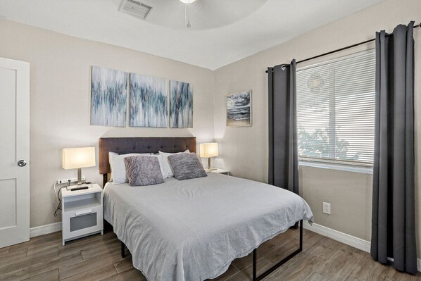 3 Schlafzimmer, Schreibtisch, Bügeleisen/Bügelbrett, Reisekinderbett