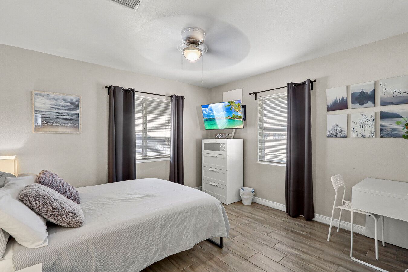 3 室のベッドルーム、デスク、アイロン / アイロン台、旅行用ベビーベッド