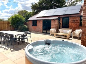 Outdoor dining - Highview House - Sea Views, Beach, Hot Tub, Full Refurb for Aug 2022! (Mundesley)