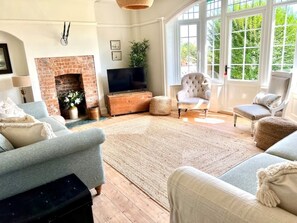 Smart TV - Highview House - Sea Views, Beach, Hot Tub, Full Refurb for Aug 2022! (Mundesley)