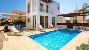A modern house with a swimming pool, outdoor seating, and a pergola. - Villa Vitamin Blue in Pernera (Paralimni)