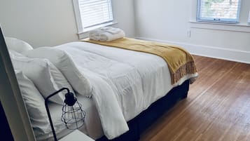 3 habitaciones, escritorio, tabla de planchar con plancha y wifi gratis