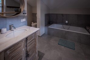 Badewanne, Haartrockner, Handtücher