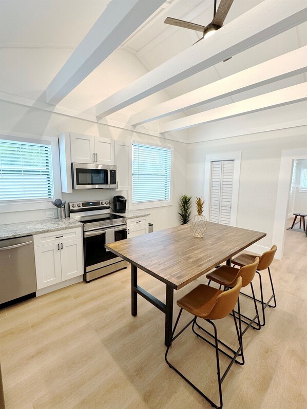 Frigorífico, microondas, horno y placa de cocina