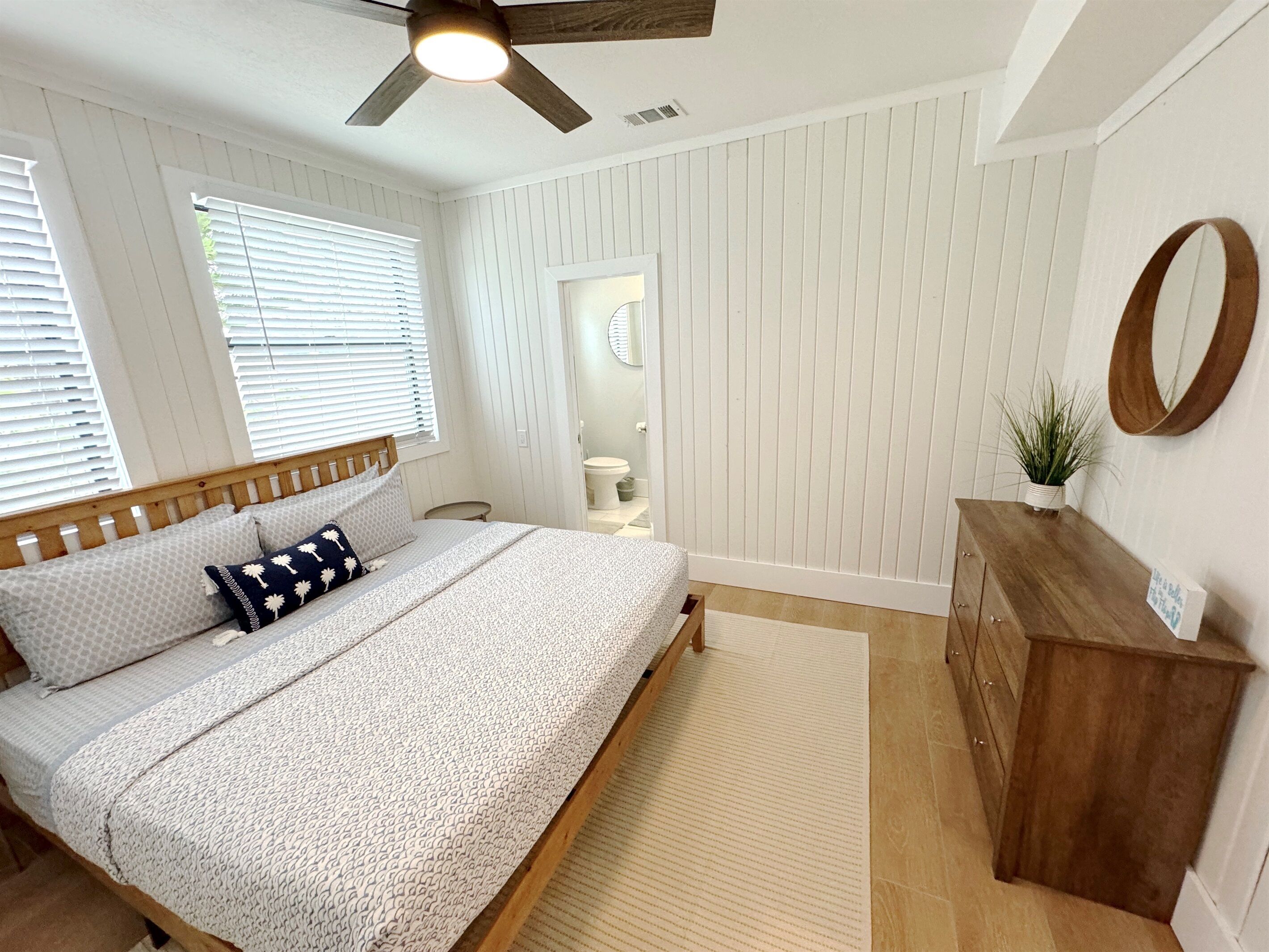 1 soverom, skrivebord, strykejern/-brett og reiseseng for barn