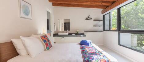 3 室のベッドルーム、WiFi (無料)、ベッドシーツ