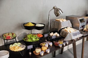 Desayuno a la carta todos los días (con cargo) 
