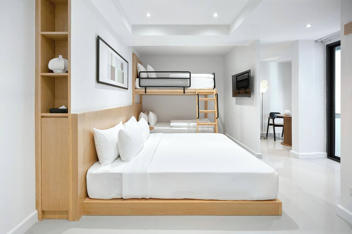 Un dormitorio moderno con una litera, un escritorio y una silla.