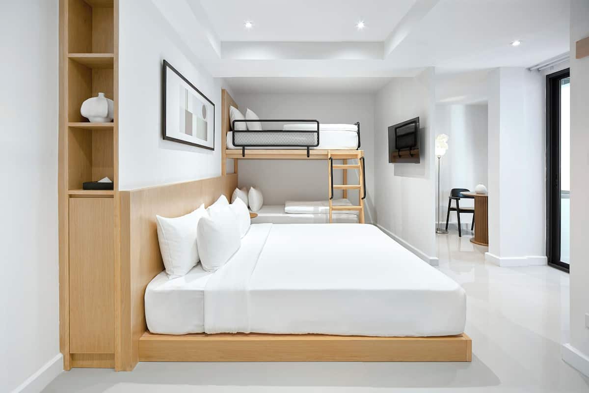 Quadruple with Balcony B | Een kluis op de kamer, verduisterende gordijnen, geluiddichte muren