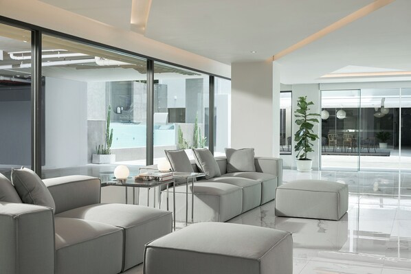 Lobby sitting area - Livable Hotel Bangkok (Bangkok)