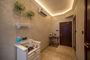 高级双人房 | 高档床上用品、客房内保险箱、特色家居、办公桌